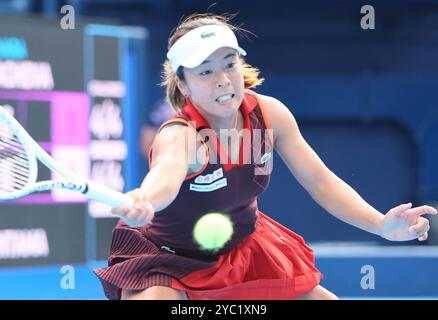 Tokio, Japan. Oktober 2024. Mai Hontama aus Japan kehrt den Ball gegen Varvara Gracheva aus Frankreich während des ersten Runde-Spiels des Toray Pan Pacific Open Tennis Turniers im Ariake Coliseum in Tokio am Montag, den 21. Oktober 2024, zurück. Gracheva besiegte Hontama. (Foto: Yoshio Tsunoda/AFLO) Credit: Aflo Co. Ltd./Alamy Live News Stockfoto