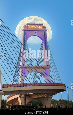 Gewan-Brücke am Eingang von Pearl Qatar und Gewan-Insel Doha Stockfoto