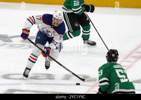 Dallas, Usa. Oktober 2024. Connor McDavid #97 von Edmonton Oilers spielt den Puck während des NHL-Spiels zwischen den Dallas Stars und den Edmonton Oilers im American Airlines Center. Endpunktzahl Dallas Stars 4-1 Edmonton Oilers. Am 19. Oktober 2024 in Dallas, Texas. (Foto: Javier Vicencio/Eyepix Group) Credit: Eyepix Group/Alamy Live News Stockfoto