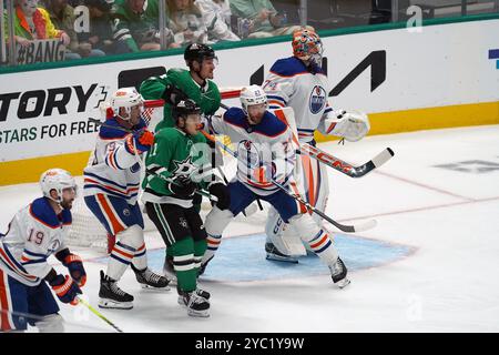 Dallas, Usa. Oktober 2024. Edmonton Oilers Spieler kämpfen um das Tor während des NHL-Spiels zwischen den Dallas Stars und den Edmonton Oilers im American Airlines Center. Endpunktzahl Dallas Stars 4-1 Edmonton Oilers. Am 19. Oktober 2024 in Dallas, Texas. (Foto: Javier Vicencio/Eyepix Group) Credit: Eyepix Group/Alamy Live News Stockfoto