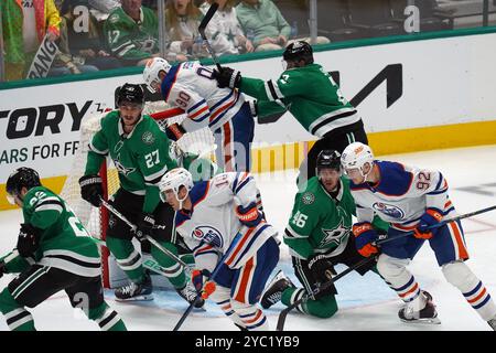 Dallas, Usa. Oktober 2024. Edmonton Oilers Spieler kämpfen um das Tor gegen die Dallas Stars während des NHL-Spiels zwischen den Dallas Stars und den Edmonton Oilers im American Airlines Center. Endpunktzahl Dallas Stars 4-1 Edmonton Oilers. Am 19. Oktober 2024 in Dallas, Texas. (Foto: Javier Vicencio/Eyepix Group) Credit: Eyepix Group/Alamy Live News Stockfoto