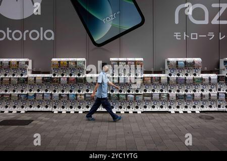 Tokio, Japan. September 2024. Man läuft an Gashapon Spielzeugautomaten in Akihabara, Tokio vorbei. September 2024. - 20240904 PD27408 Credit: APA-PictureDesk/Alamy Live News Stockfoto