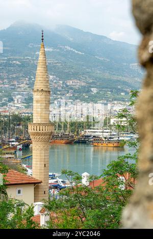 Blick auf den Yachthafen von Alanya und den Wanderweg, eines der touristischen Viertel von Antalya, vom Roten Turm aus Stockfoto