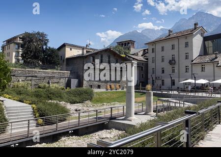 AOSTA, ITALIEN, 1. AUGUST 2024: Blick auf das neue Freilichtmuseum Forum Romanum in Aosta. Es ist eine Touristenattraktion im Zentrum der Stadt Aosta. Kopieren Stockfoto