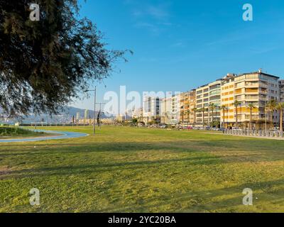 Blick auf die Kordon Street, den Fährpier und die Hochhäuser vom Meer aus in der Izmir Passport Gegend Stockfoto