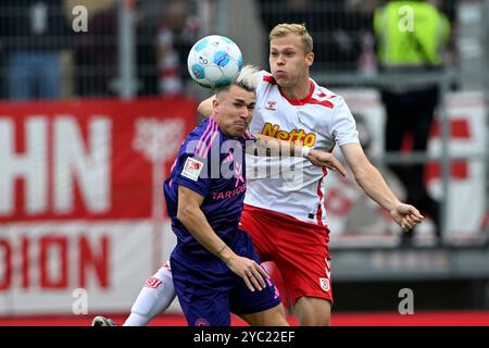 Regensburg, Deutschland. Oktober 2024. Fussball; Spieltag 09; 2. Bundesliga; Saison 2024/2025; Jahn Regensburg gegen Fortuna Düsseldorf am 19.10.2024 in Regensburg UBz: 16 Louis Breunig, rechts Jahn Regensburg, gegen Felix Klaus, Fortuna Düsseldorf. Quelle: dpa/Alamy Live News Stockfoto