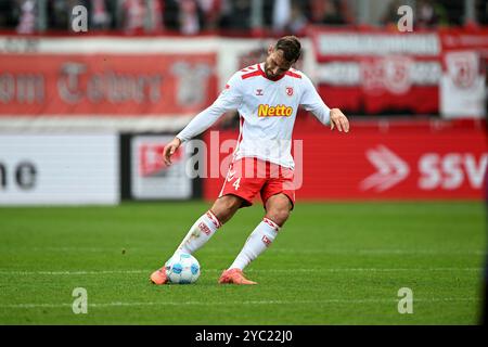 Regensburg, Deutschland. Oktober 2024. Fussball; Spieltag 09; 2. Bundesliga; Saison 2024/2025; Jahn Regensburg gegen Fortuna Düsseldorf am 19.10.2024 in Regensburg UBz: 04 Florian Ballas, Jahn Regensburg. Quelle: dpa/Alamy Live News Stockfoto