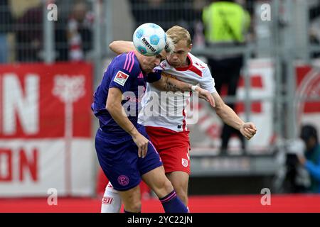 Regensburg, Deutschland. Oktober 2024. Fussball; Spieltag 09; 2. Bundesliga; Saison 2024/2025; Jahn Regensburg gegen Fortuna Düsseldorf am 19.10.2024 in Regensburg UBz: 16 Louis Breunig, rechts Jahn Regensburg, gegen Felix Klaus, Fortuna Düsseldorf. Quelle: dpa/Alamy Live News Stockfoto