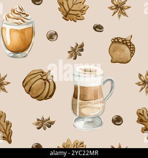 Coffee Latte Macchiato, Kürbis Spice Latte Coffee und Herbstkekse. Nahtloses Aquarellmuster auf beigem Hintergrund für Lebensmittelbäckerei Design, Stockfoto