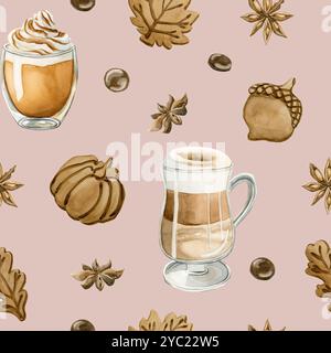 Coffee Latte Macchiato, Kürbis Spice Latte Coffee und Herbstkekse. Nahtloses Aquarellmuster auf pfirsichrosa Hintergrund für Lebensmittelbäckerei des Stockfoto
