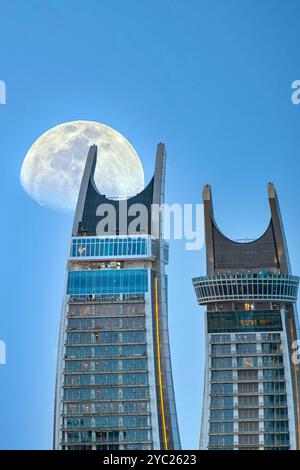 Der Halbmond-Turm, bekannt als Katara-Turm Lusail Marina Qatar Stockfoto