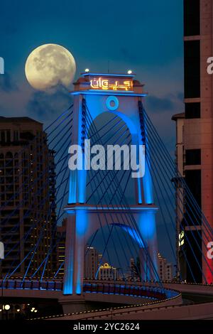 Gewan-Brücke am Eingang von Pearl Qatar und Gewan-Insel Doha Stockfoto