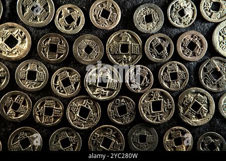 Alte chinesische Münzen datieren vom 2. Bis 13. Jahrhundert; gesammelt von Dorfbewohnern, die im Delta des Batanghari-Flusses in Jambi, Indonesien leben. Stockfoto