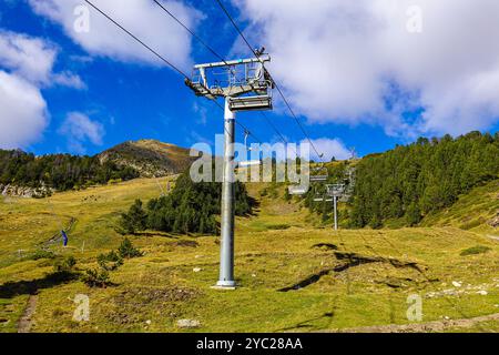 Sessellift im Skigebiet, Herbst in Andorra in den Pyrenäen bei Les Bordes d'Envalira Stockfoto