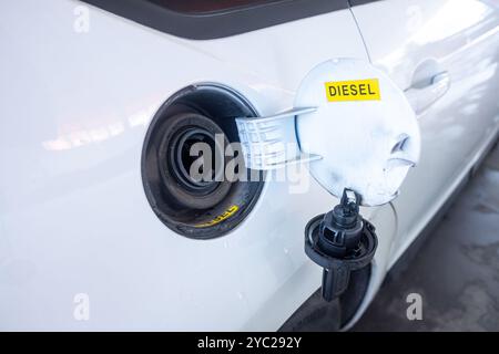 Öffnen Sie den Tankdeckel eines weißen Dieselfahrzeugs Stockfoto