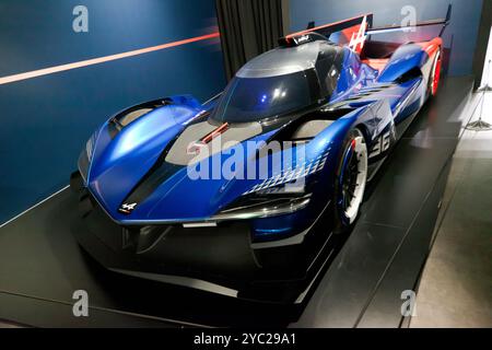 Dreiviertel-Vorderansicht eines alpinen A424 Hypercar, eines von zwei, die 2024 24 Stunden des Le Mans Race absolvierten und 35 bzw. 36. Platz belegten. Stockfoto