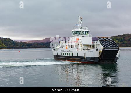 Lochaline, Schottland, Großbritannien, 16. Oktober 2024. Die Caledonian MacBrayne Autofähre fährt vom abgelegenen Hafen von Lochaline nach Fishnish auf der Isle of Mull, Inner Heb Stockfoto