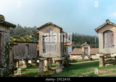 Lindoso-Kornspeicher oder Espigueiros de Lindoso in Portugal. Peneda Geres Nationalpark. Gemeinde Ponte da barca Stockfoto