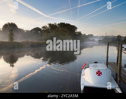 Sonnenaufgang über einem wunderschönen Abschnitt der Themse am Radley Boathouse. Das 1921 gegründete Bootshaus dient seit mehr als einem Jahrhundert für Radley College und lokale Ruderfreunde. Stockfoto