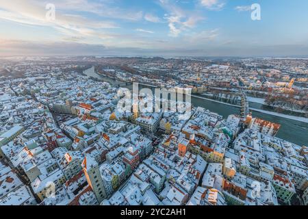 Regensburgs Altstadt im Winter bei Abendsonne während der Adventszeit Stockfoto