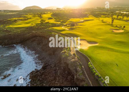 Aus der Vogelperspektive auf einem Golfklubfeld bei Sonnenuntergang auf Teneriffa, Spanien. Stockfoto