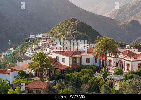 Tejeda Dorf mit Roque Nublo Gipfel im Hintergrund auf Gran Canaria, Spanien Stockfoto