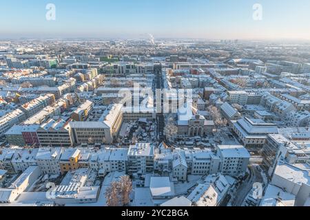 Adventszeit und Weihnachtszeit in Ulm und Neu-Ulm mit wolkenlosem Himmel und Neuschnee Stockfoto