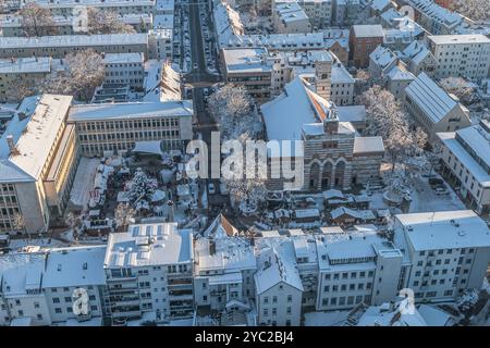 Adventszeit und Weihnachtszeit in Ulm und Neu-Ulm mit wolkenlosem Himmel und Neuschnee Stockfoto