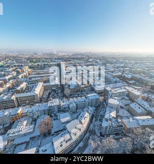 Adventszeit und Weihnachtszeit in Ulm und Neu-Ulm mit wolkenlosem Himmel und Neuschnee Stockfoto