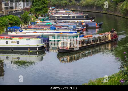 London, Großbritannien - 10. Juli 2024 - Touristen genießen eine Kanalfahrt mit dem Wasserbus, die entlang des Regent's Canal fährt Stockfoto