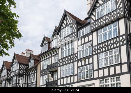 Clifton Court, ein gefälschter Herrenhaus mit Tudor-Fassade in St John's Wood, London, Großbritannien Stockfoto