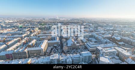 Adventszeit und Weihnachtszeit in Ulm und Neu-Ulm mit wolkenlosem Himmel und Neuschnee Stockfoto