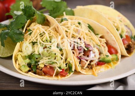 Taco mit Hackfleisch und Avocado, Kohl und Käse. Mexikanische Küche. Nahaufnahme. Stockfoto