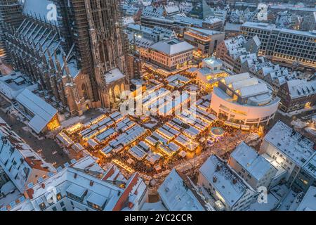 Blick auf die schneebedeckte Donaustadt Ulm in Baden-Württemberg an einem winterlichen Dezemberabend Stockfoto