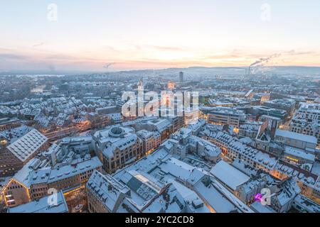 Blick auf die schneebedeckte Donaustadt Ulm in Baden-Württemberg an einem winterlichen Dezemberabend Stockfoto