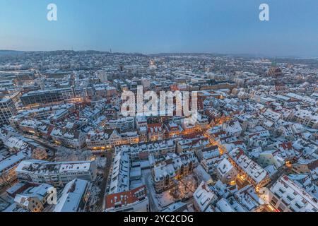 Blick auf die schneebedeckte Donaustadt Ulm in Baden-Württemberg an einem winterlichen Dezemberabend Stockfoto