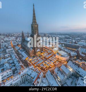 Blick auf die schneebedeckte Donaustadt Ulm in Baden-Württemberg an einem winterlichen Dezemberabend Stockfoto