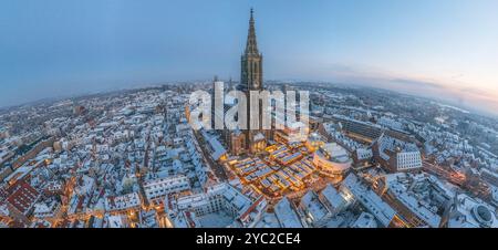 Blick auf die schneebedeckte Donaustadt Ulm in Baden-Württemberg an einem winterlichen Dezemberabend Stockfoto