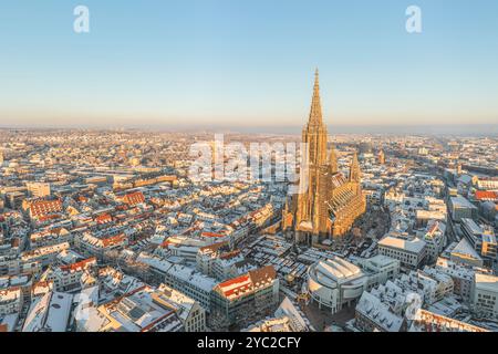 Ulm und Ulmer Münster an einem romantischen Winterabend, Weihnachtsmarkt auf dem Münsterplatz Stockfoto