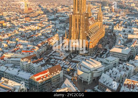 Ulm und Ulmer Münster an einem romantischen Winterabend, Weihnachtsmarkt auf dem Münsterplatz Stockfoto