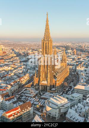 Ulm und Ulmer Münster an einem romantischen Winterabend, Weihnachtsmarkt auf dem Münsterplatz Stockfoto