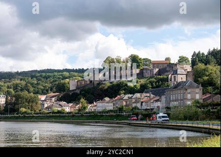 Sierck-les-Bains Frankreich 1. Oktober 2024. Schloss mit Blick auf die Moselflüsse. Stockfoto