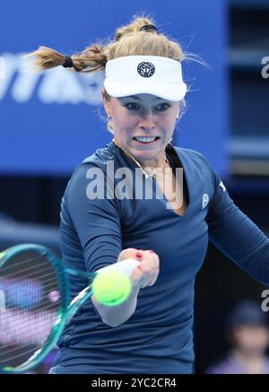 Tokio, Japan. Oktober 2024. Magdalena Frech aus Polen kehrt den Ball gegen Zeynep Sonmez aus der Türkei während des ersten Runde-Spiels des Toray Pan Pacific Open Tennis Turniers im Ariake Coliseum in Tokio am Montag, den 21. Oktober 2024 zurück. Sonmez besiegte Frech. (Foto: Yoshio Tsunoda/AFLO) Credit: Aflo Co. Ltd./Alamy Live News Stockfoto