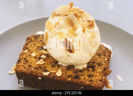 Bananenkuchen mit einer Schaufel cremiger Eiscreme Stockfoto