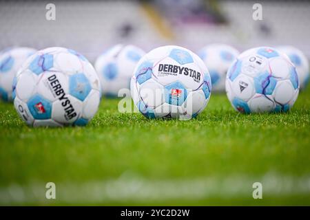 Ulm, Deutschland. Oktober 2024. Fußball: Bundesliga 2, SSV Ulm 1846 - Karlsruher SC, Spieltag 9, Donaustadion. Spiel die Bälle auf dem Spielfeld. Hinweis: Harry langer/dpa - WICHTIGER HINWEIS: Gemäß den Vorschriften der DFL Deutschen Fußball-Liga und des DFB Deutschen Fußball-Bundes ist es verboten, im Stadion und/oder des Spiels aufgenommene Fotografien in Form von sequenziellen Bildern und/oder videoähnlichen Fotoserien zu verwenden oder zu verwenden./dpa/Alamy Live News Stockfoto