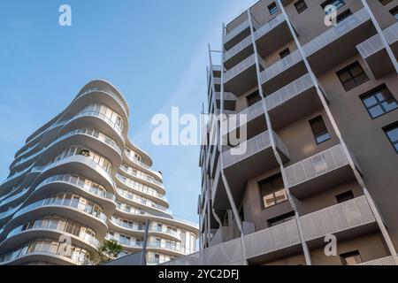 Paris - Frankreich. Ca. Juli 2019. Abstrakter Blick auf zwei Gebäude mit zeitgenössischer Architektur im Viertel Clichy Batignolles in Paris Stockfoto