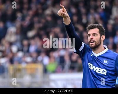 Ulm, Deutschland. Oktober 2024. Fußball: Bundesliga 2, SSV Ulm 1846 - Karlsruher SC, Spieltag 9, Donaustadion. Karlsruher Luca Pfeiffer gestikuliert. Hinweis: Harry langer/dpa - WICHTIGER HINWEIS: Gemäß den Vorschriften der DFL Deutschen Fußball-Liga und des DFB Deutschen Fußball-Bundes ist es verboten, im Stadion und/oder des Spiels aufgenommene Fotografien in Form von sequenziellen Bildern und/oder videoähnlichen Fotoserien zu verwenden oder zu verwenden./dpa/Alamy Live News Stockfoto