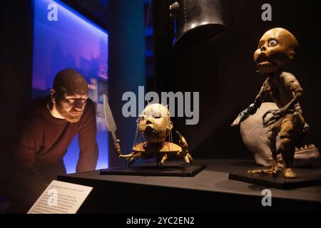 London, Großbritannien. Oktober 2024. Marionetten aus Miss Peregrine’s Home for Peculiar Children (2016) in der Ausstellung World of Tim Burton im Design Museum in London. In dieser großen Ausstellung werden zum ersten Mal Tim Burtons persönliche Archive in Großbritannien gezeigt, mit 600 Artikeln aus seiner fünfzig-jährigen Schaffensgeschichte. Quelle: Katie Collins/EMPICS/Alamy Live News Stockfoto