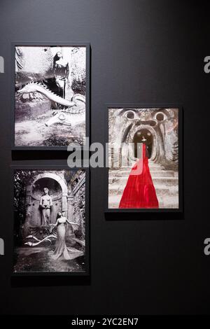 London, Großbritannien. Oktober 2024. Fotos von Tim Burton von Monica Bellucci für die Vogue Italia 2024 bei der Ausstellung World of Tim Burton im Design Museum in London. In dieser großen Ausstellung werden zum ersten Mal Tim Burtons persönliche Archive in Großbritannien gezeigt, mit 600 Artikeln aus seiner fünfzig-jährigen Schaffensgeschichte. Quelle: Katie Collins/EMPICS/Alamy Live News Stockfoto