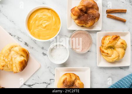 Weiche Brezel-Twists mit Salz und Zimtzucker, warm serviert Stockfoto